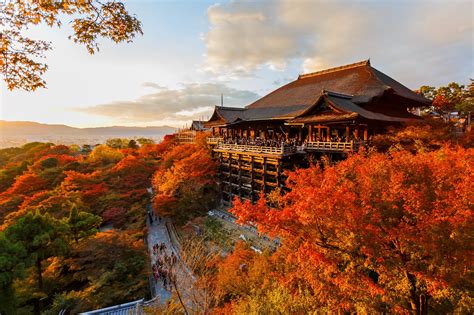  Kiyomizu-dera Temple - En ikonisk trästruktur mitt i den gröna lugnet!