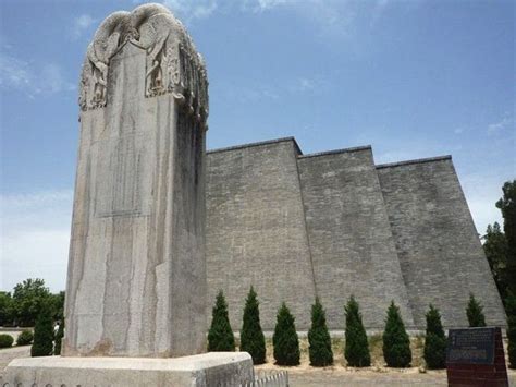 Qianling Mausoleum - Imposing Tombs and Ancient Splendor!