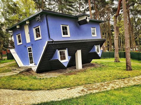 The Upside-Down House i Batu Ferringhi: En Quirlig Arkitektur som Utmanar Din Perception!