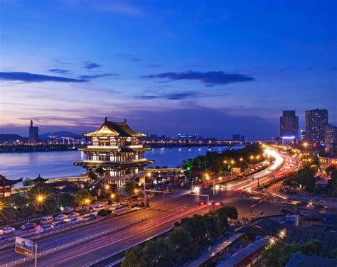  Xiangjiang River Scenic Belt - En Idyllisk Vandring Längs Historiska Vatten!