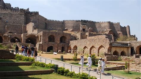 Golconda Fort: En Historisk Bastion av Majestätisk Skönhet och Mysterier!