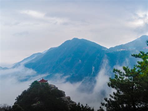  Qianfeng Lüshan – En mystisk bergstopp med hisnande utsikter och en skymf av kulturhistorisk charm!