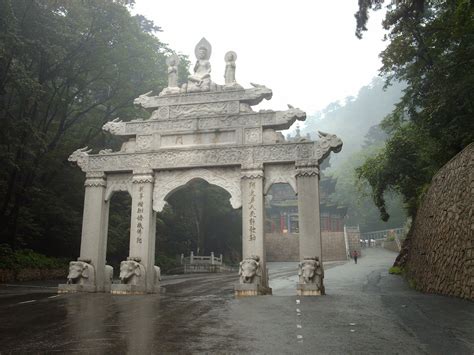 Qianshan Yi Zuangong - En Mystisk Bergsstig till Historiska Konster och Kultur!